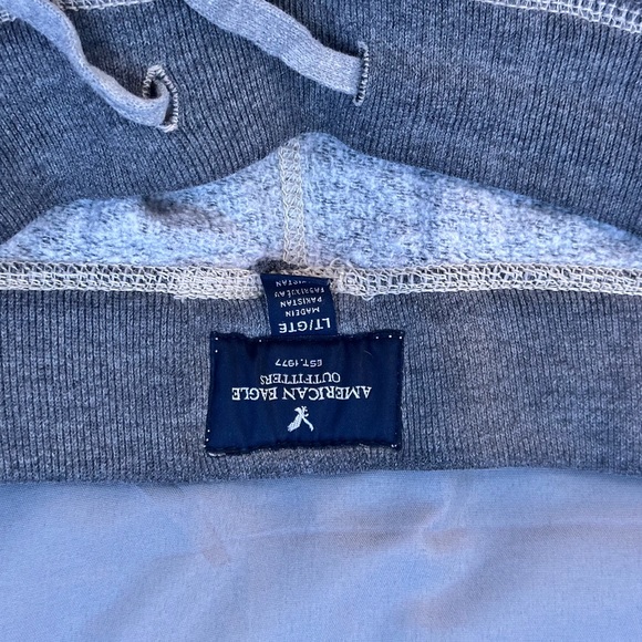 American Eagle sweatpants side pockets and a single back pocket.size large - Picture 9 of 11